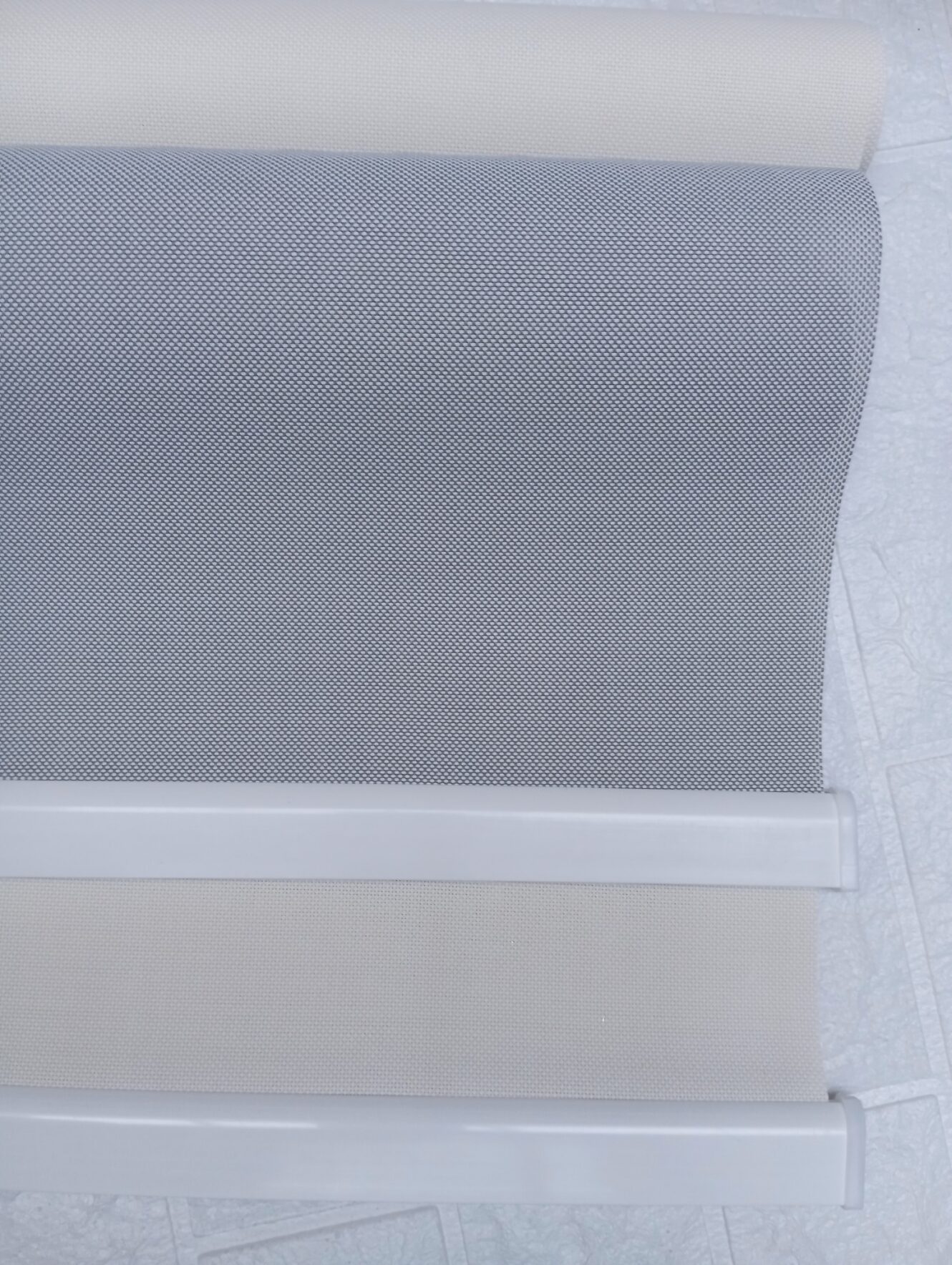 SUNSCREEN GRIS Y BEIGE